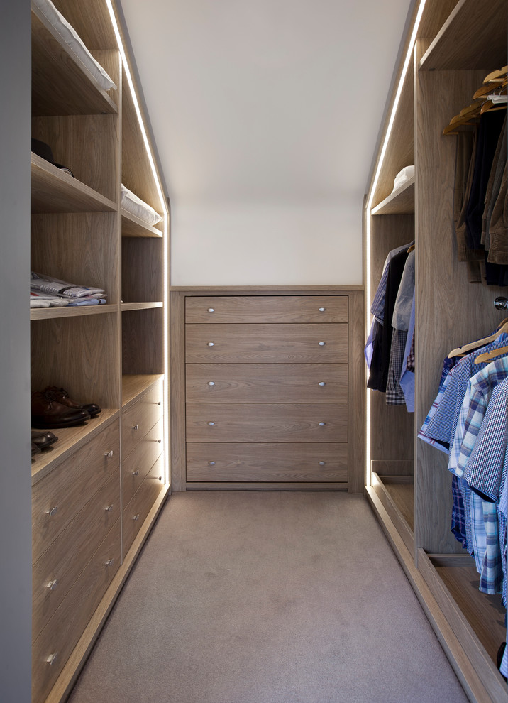 Foto di una cabina armadio per uomo minimal di medie dimensioni con nessun'anta, ante in legno scuro, moquette e pavimento marrone
