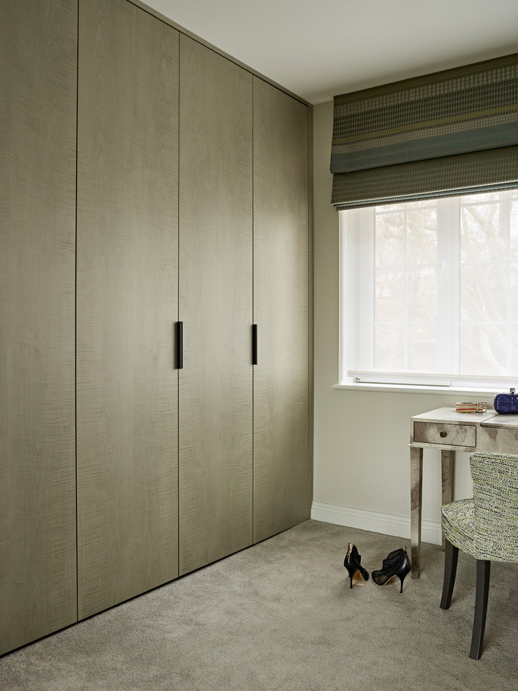 Foto de vestidor unisex contemporáneo de tamaño medio con moqueta, suelo beige, armarios con paneles lisos y puertas de armario de madera clara