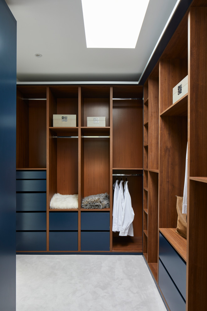 Idee per una cabina armadio unisex moderna con ante lisce, ante blu, moquette e pavimento grigio