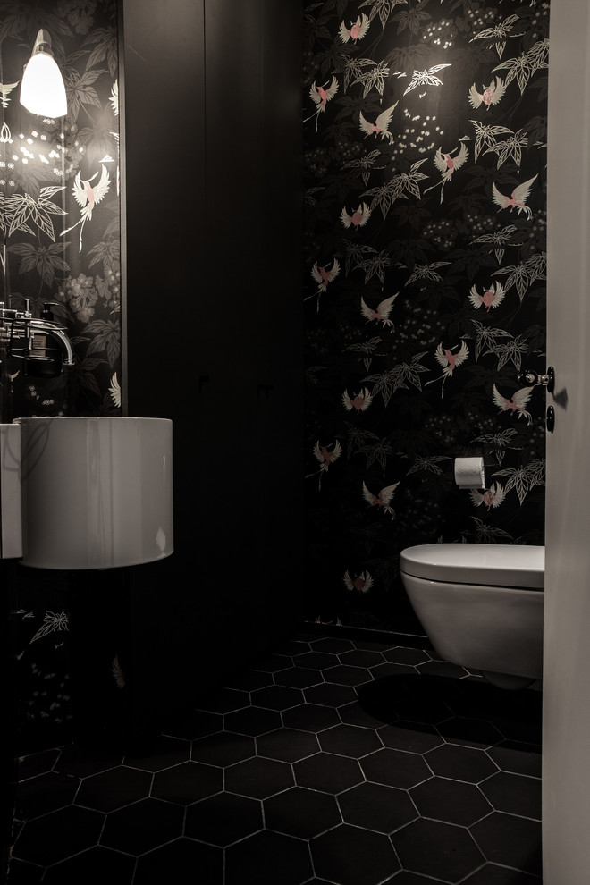 Foto de aseo contemporáneo de tamaño medio con armarios con rebordes decorativos, sanitario de pared, paredes multicolor, suelo de baldosas de cerámica, lavabo suspendido y suelo negro