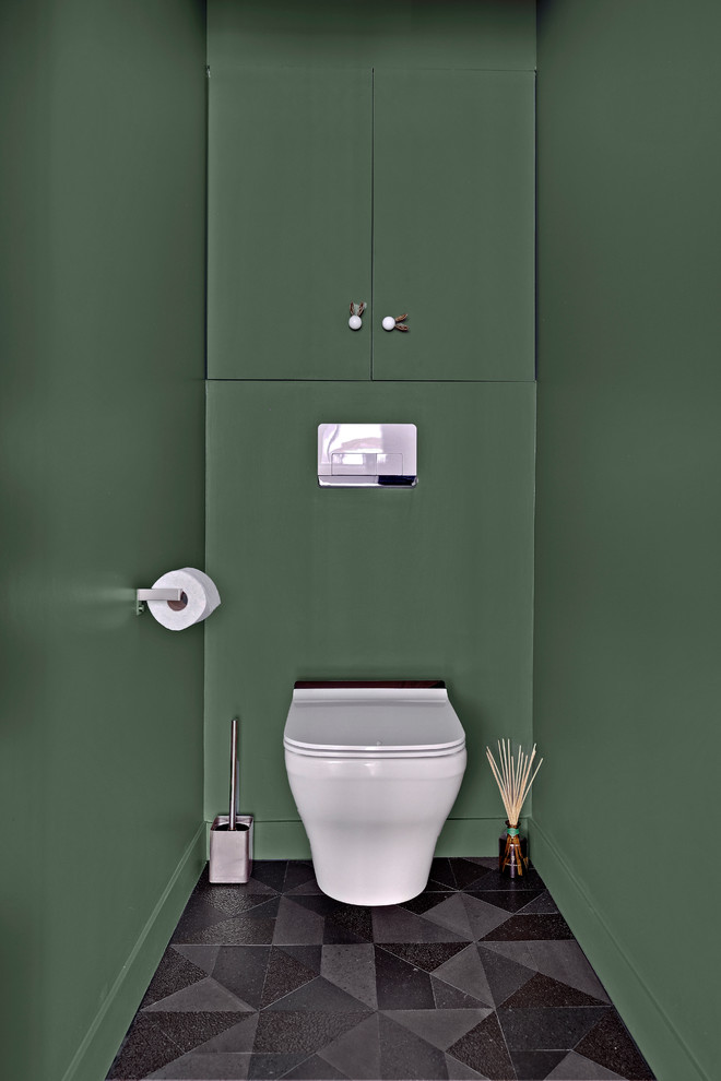 Idee per un piccolo bagno di servizio design con ante a filo, ante verdi, WC sospeso, lastra di pietra e pavimento grigio