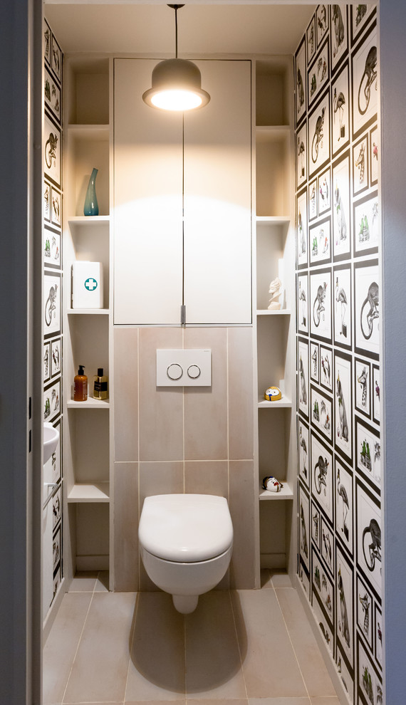 Exemple d'un petit WC et toilettes tendance avec un mur gris et un sol gris.