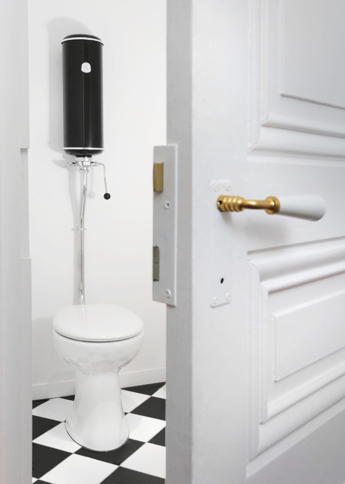 Immagine di un bagno di servizio minimalista con piastrelle nere, piastrelle bianche, pareti bianche e WC a due pezzi