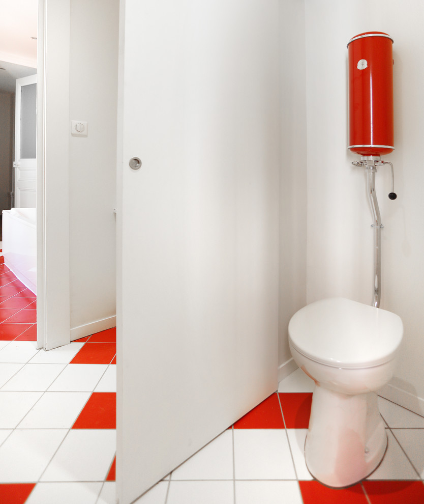Immagine di un bagno di servizio minimalista con pareti bianche, WC a due pezzi, piastrelle rosse e piastrelle bianche