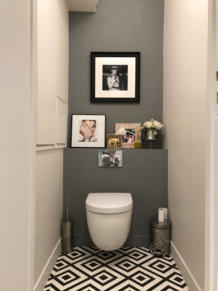 Cette image montre un WC suspendu design avec un mur gris, un sol en vinyl et un sol blanc.