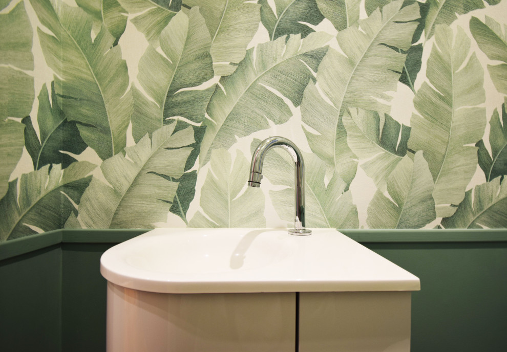 На фото: туалет в современном стиле с инсталляцией, зелеными стенами, полом из цементной плитки, настольной раковиной и обоями на стенах