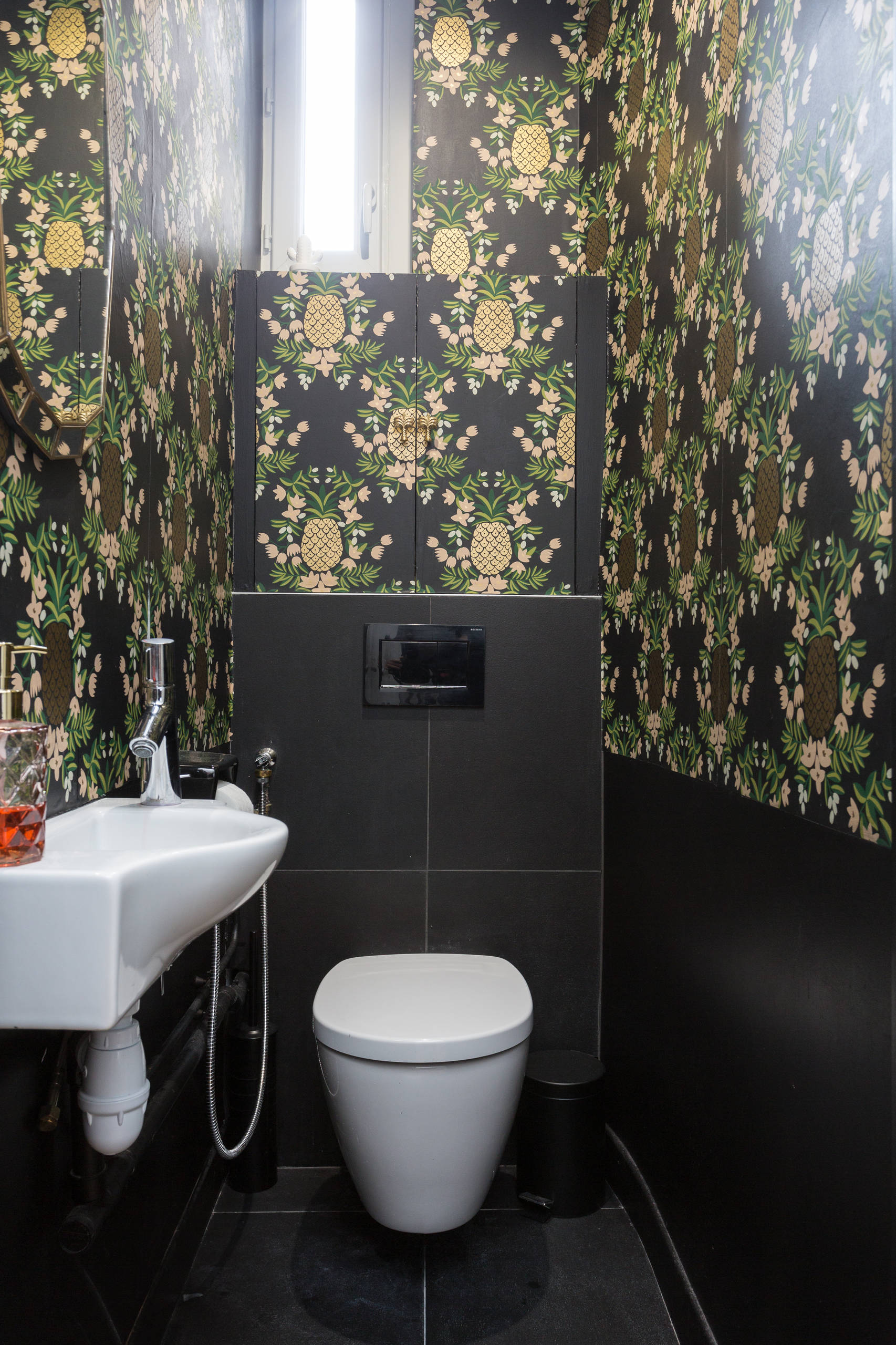 75 Black Floor Powder Room with Beaded Inset Cabinets Ideas You'll Love -  September, 2023 | Houzz