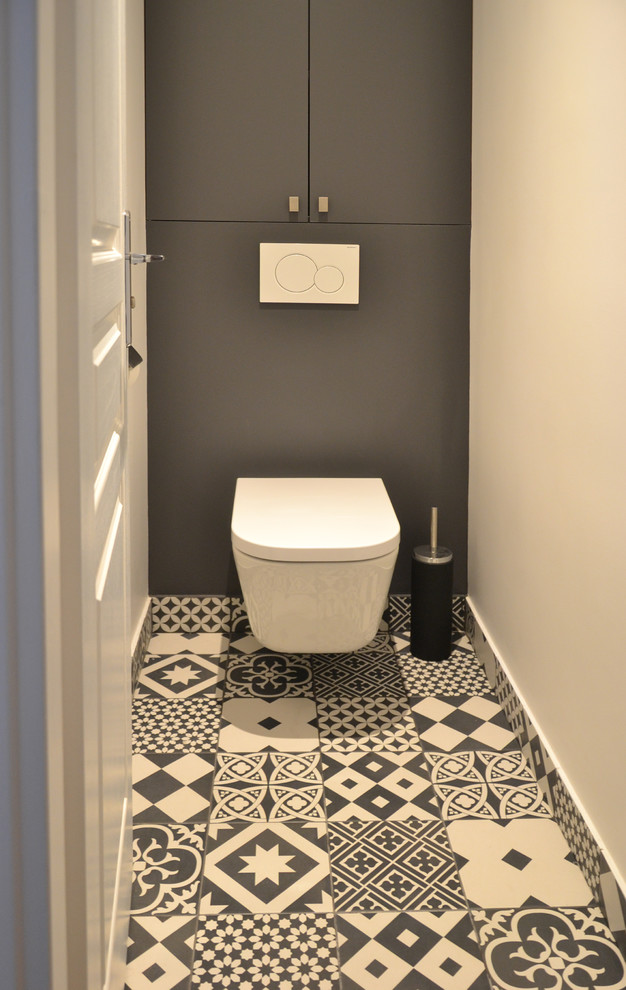 Idéer för mellanstora funkis toaletter, med en vägghängd toalettstol, vita väggar och klinkergolv i keramik