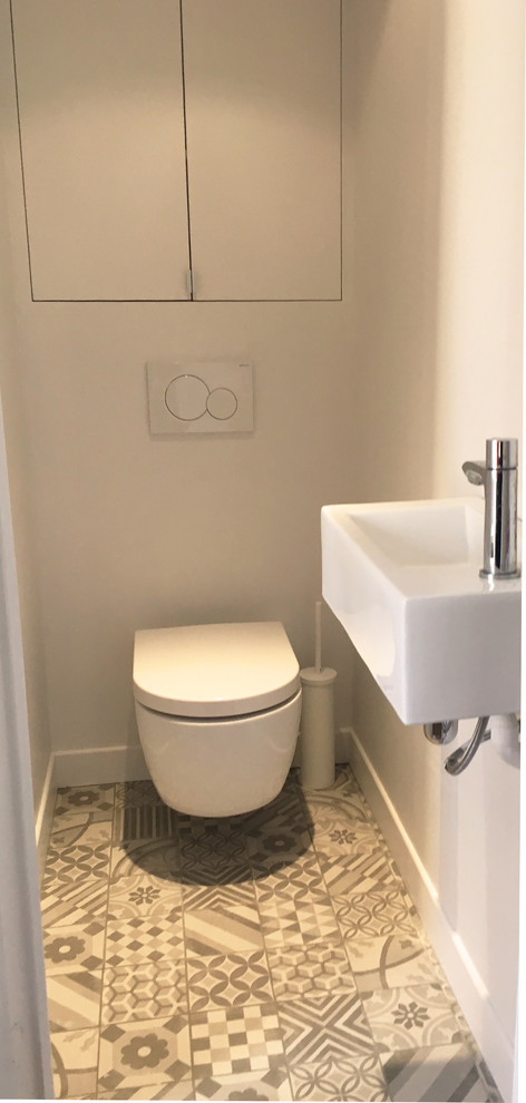 Idée de décoration pour un petit WC suspendu design avec un placard à porte affleurante.