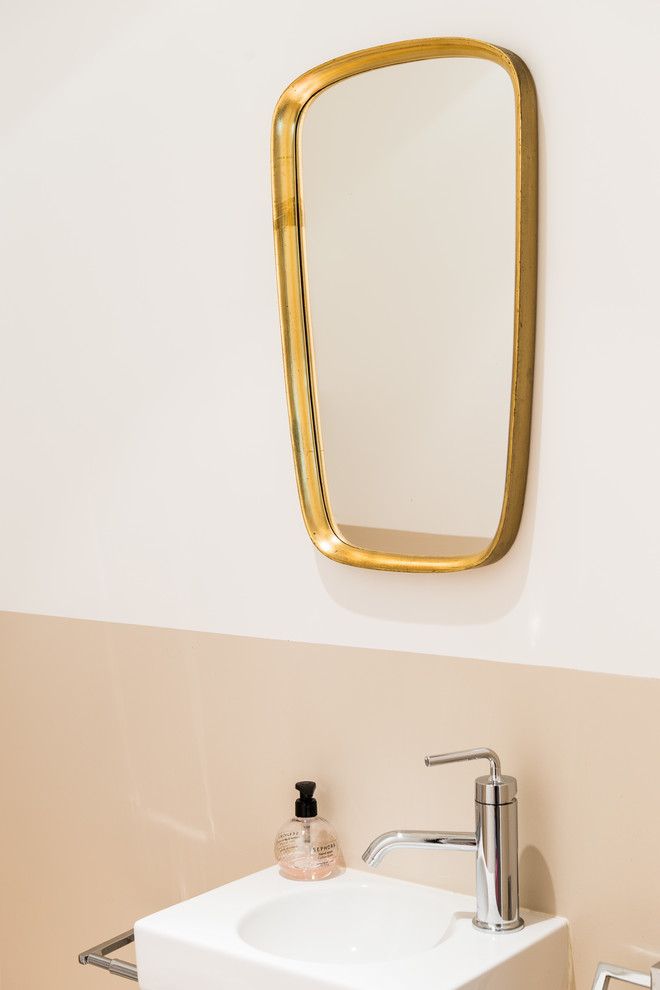 パリにある北欧スタイルのおしゃれなトイレ・洗面所の写真