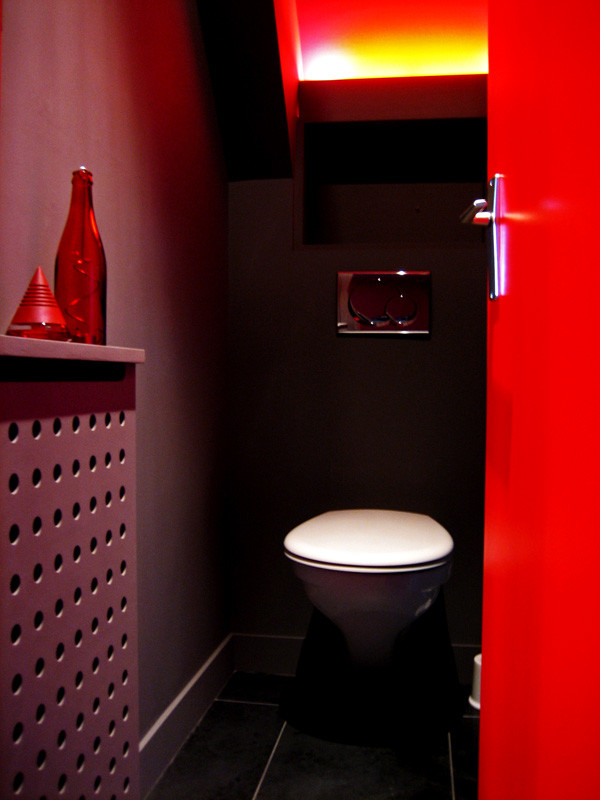 Ispirazione per un piccolo bagno di servizio moderno con WC sospeso, pavimento nero, pareti grigie e pavimento con piastrelle in ceramica