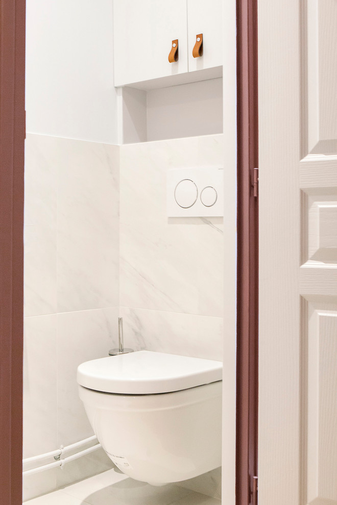 Идея дизайна: туалет среднего размера в современном стиле с инсталляцией, белой плиткой, мраморной плиткой, серыми стенами, мраморным полом, подвесной раковиной и белым полом