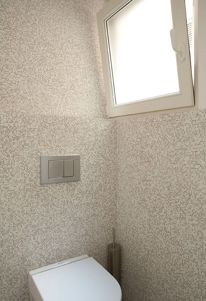 Example of a minimalist powder room design in Paris