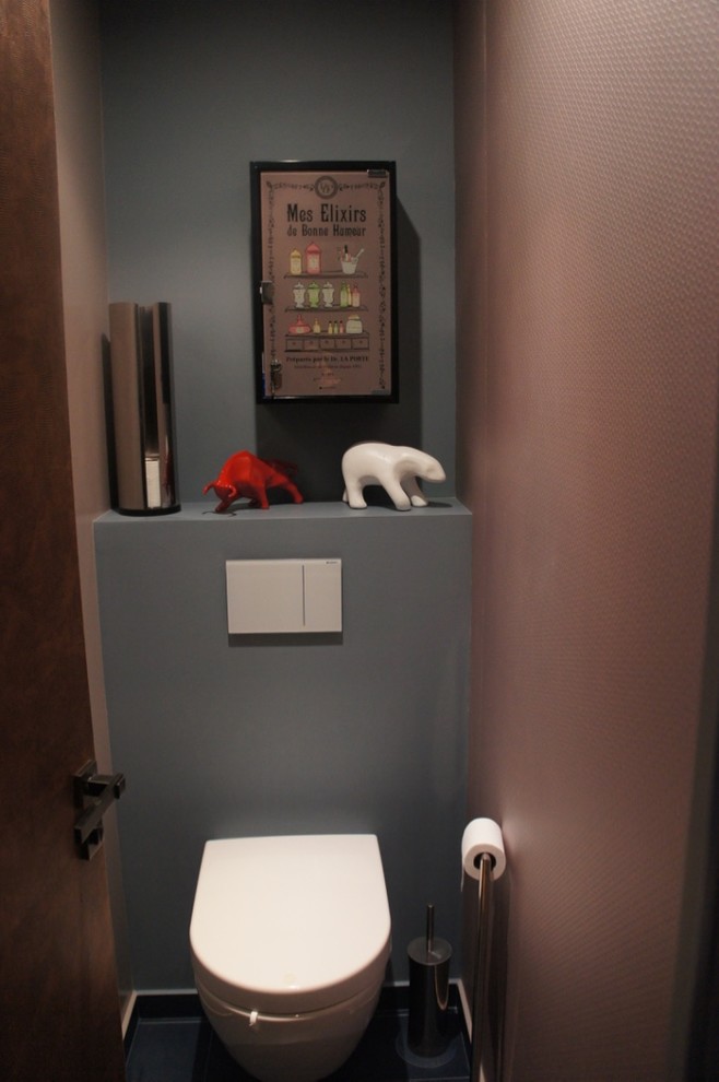 Идея дизайна: туалет в современном стиле с фасадами с декоративным кантом, коричневой плиткой, коричневыми стенами, полом из цементной плитки и синим полом