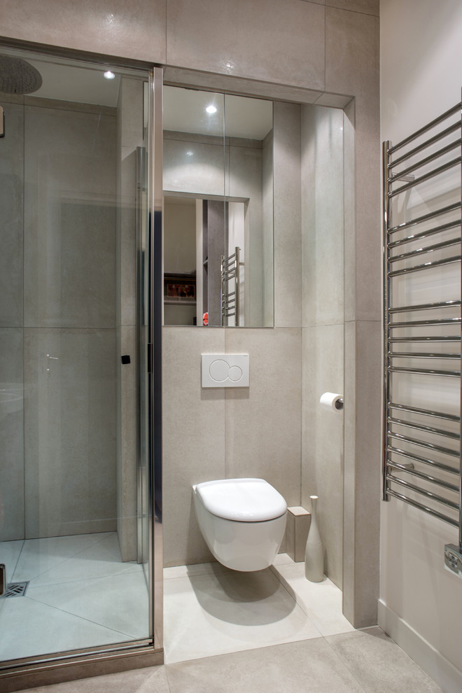 Aménagement d'un petit WC suspendu contemporain avec un carrelage gris, un mur gris et un sol gris.
