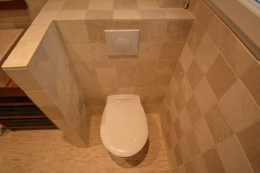 Источник вдохновения для домашнего уюта: туалет в классическом стиле