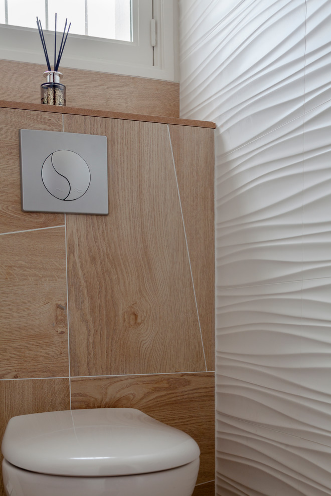 Источник вдохновения для домашнего уюта: туалет среднего размера в современном стиле с инсталляцией, белой плиткой, белыми стенами, полом из керамической плитки и бежевым полом