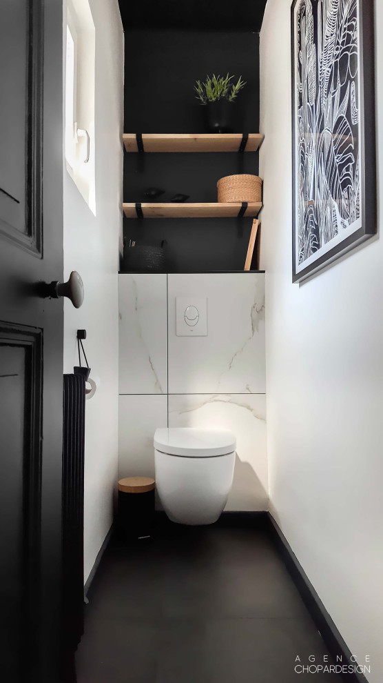 Идея дизайна: маленький туалет в стиле модернизм с инсталляцией и черно-белой плиткой для на участке и в саду