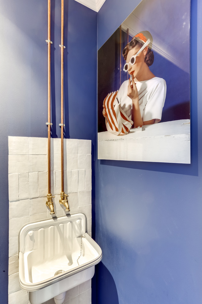 Idéer för att renovera ett eklektiskt toalett, med lila väggar och ett väggmonterat handfat