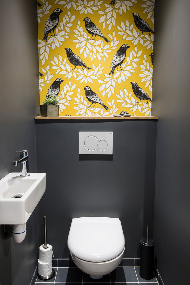 Idée de décoration pour un WC suspendu design de taille moyenne avec un placard sans porte, un mur noir, un sol en carrelage de céramique, une vasque, un plan de toilette en carrelage et un sol noir.