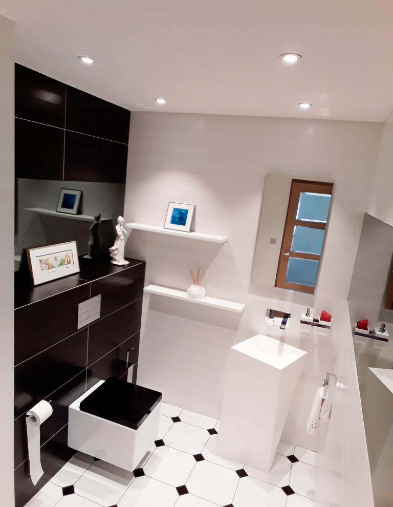 Foto di un bagno di servizio design con WC sospeso, piastrelle bianche, piastrelle in ceramica, pavimento con piastrelle in ceramica, lavabo rettangolare e pavimento bianco