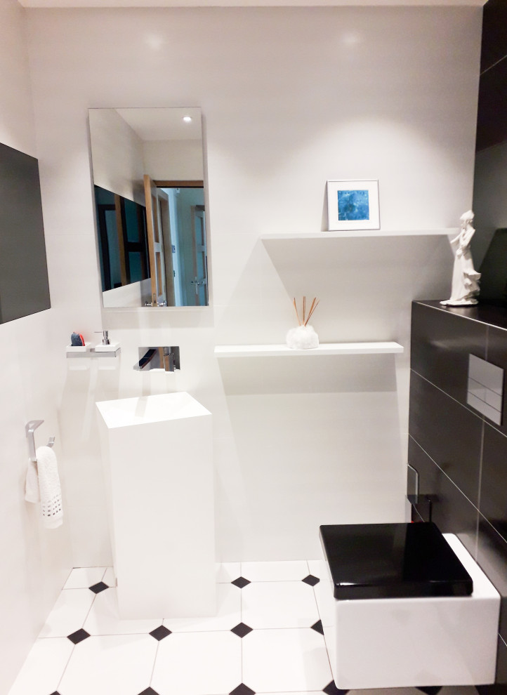 Idées déco pour un WC suspendu contemporain avec un carrelage blanc, des carreaux de céramique, un sol en carrelage de céramique, un mur blanc, une grande vasque, un sol blanc et un plan de toilette blanc.