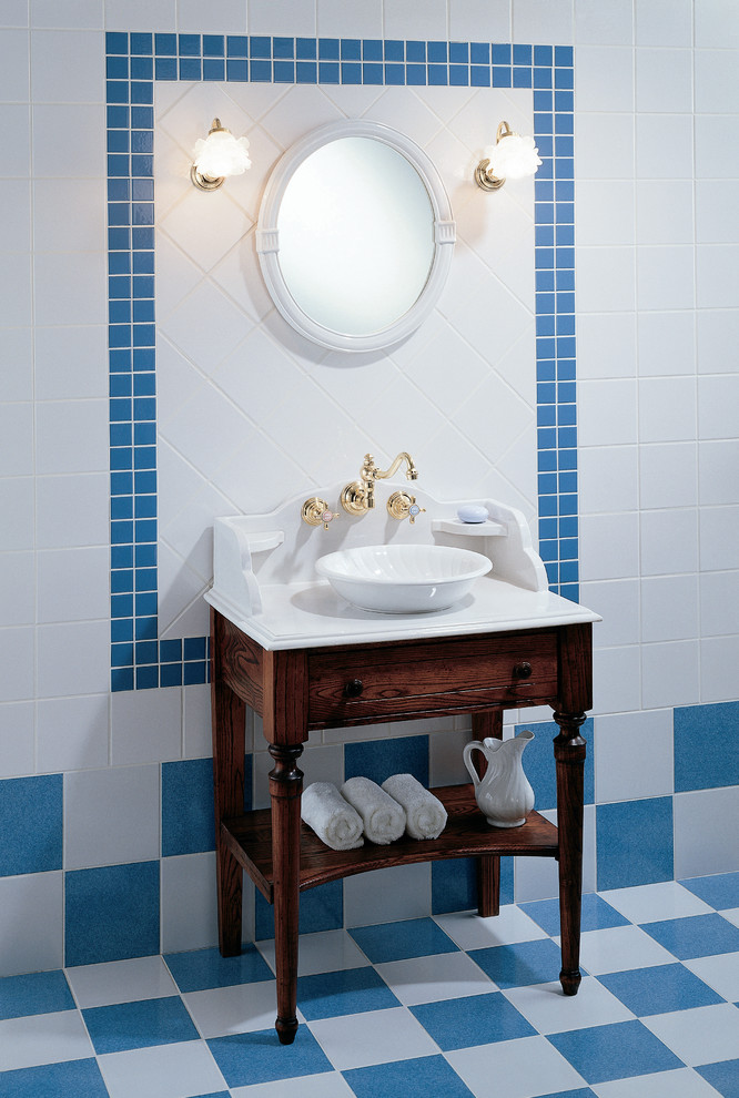 Стильный дизайн: туалет в викторианском стиле с открытыми фасадами, белой плиткой, синей плиткой, разноцветными стенами, настольной раковиной и разноцветным полом - последний тренд