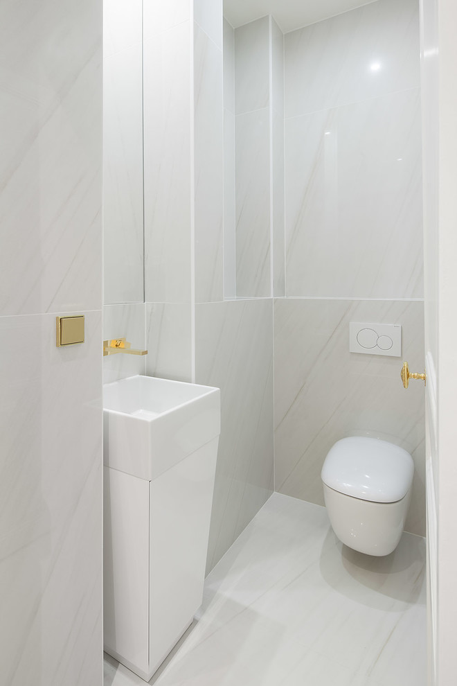 На фото: туалет среднего размера в современном стиле с инсталляцией, белой плиткой, керамической плиткой, белыми стенами, полом из керамической плитки, белым полом и настольной раковиной с