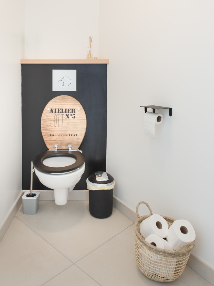Стильный дизайн: туалет в стиле кантри с инсталляцией, белыми стенами и бежевым полом - последний тренд