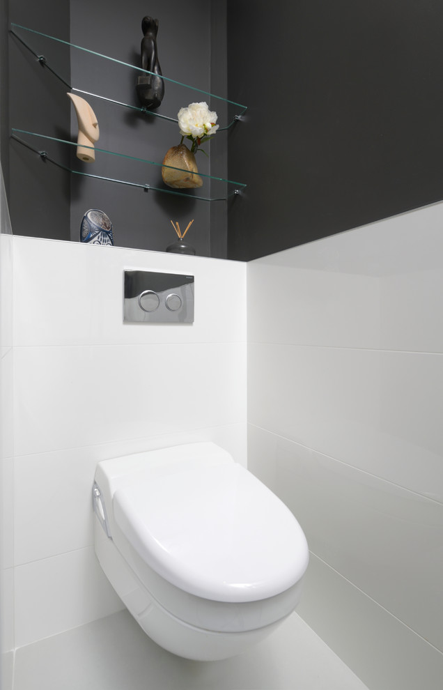 Пример оригинального дизайна: туалет среднего размера в современном стиле с инсталляцией, белой плиткой, черной плиткой, черно-белой плиткой, керамической плиткой, столешницей из плитки, белым полом, белой столешницей и полом из керамической плитки