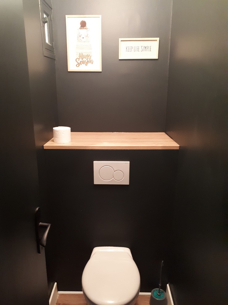 На фото: большой туалет в скандинавском стиле с инсталляцией, зелеными стенами, полом из винила и коричневым полом с