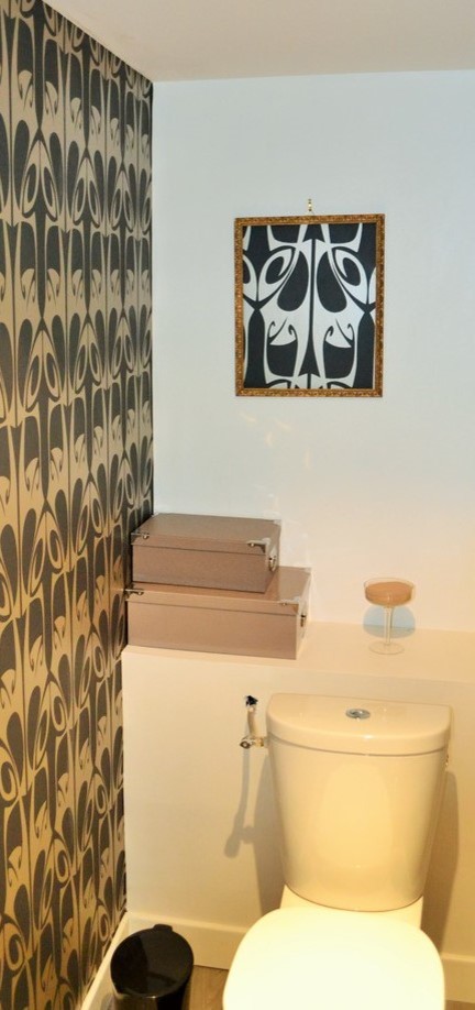 Idéer för att renovera ett litet funkis toalett, med en toalettstol med separat cisternkåpa, svarta väggar, målat trägolv, bänkskiva i betong och grått golv