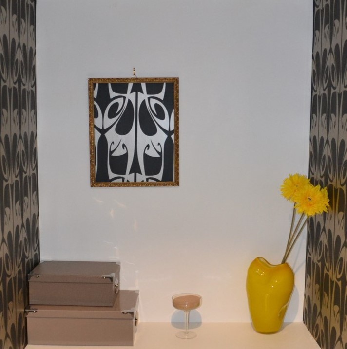 Ispirazione per un piccolo bagno di servizio design con WC a due pezzi, pareti nere, pavimento in legno verniciato, top in cemento e pavimento grigio