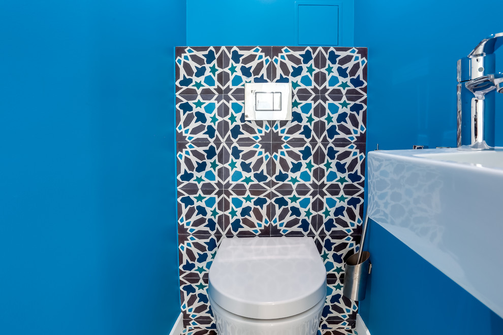 Пример оригинального дизайна: маленький туалет в современном стиле с инсталляцией, синей плиткой, цементной плиткой, синими стенами, полом из цементной плитки, подвесной раковиной и синим полом для на участке и в саду