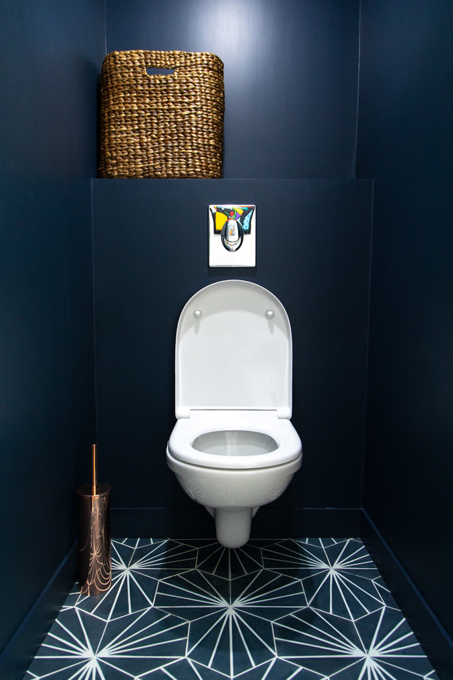 Kleine Moderne Gästetoilette mit Wandtoilette, blauen Fliesen, blauer Wandfarbe, Zementfliesen für Boden, blauem Boden und weißer Waschtischplatte in Sonstige