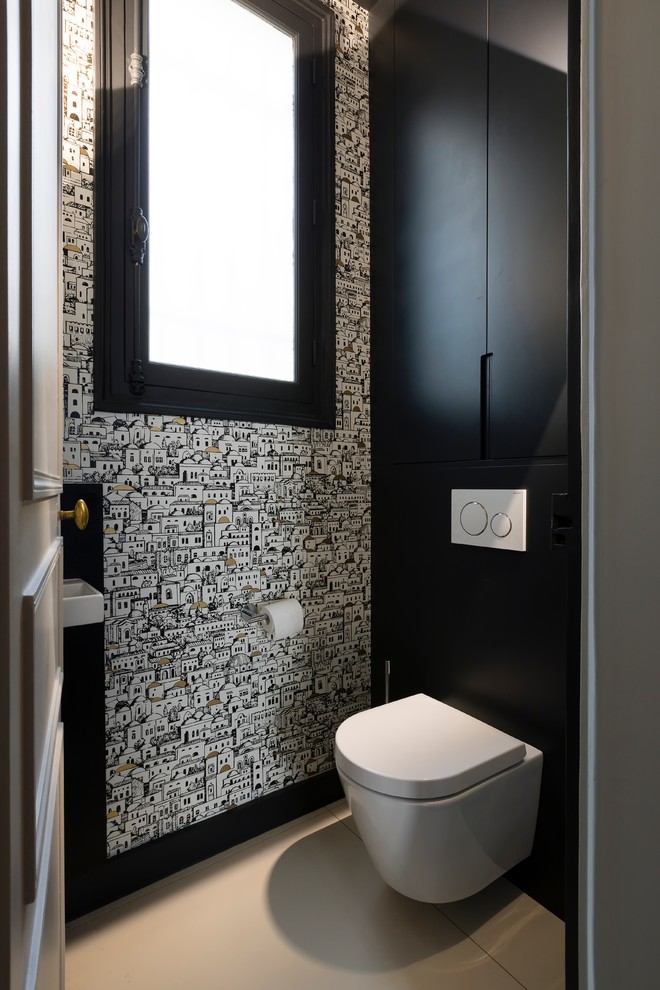Exemple d'un petit WC et toilettes tendance avec un mur multicolore, un lavabo suspendu et un sol gris.