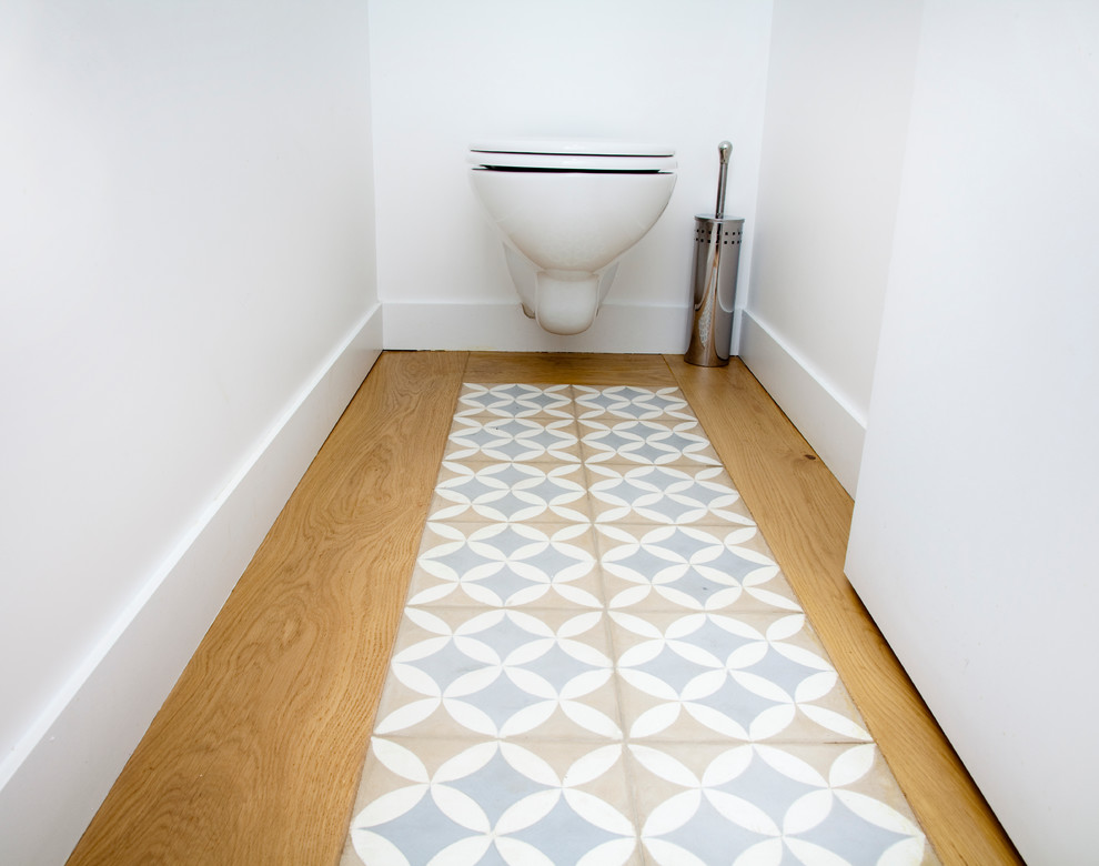 Idée de décoration pour un WC suspendu minimaliste de taille moyenne avec un mur blanc et un sol en carrelage de céramique.