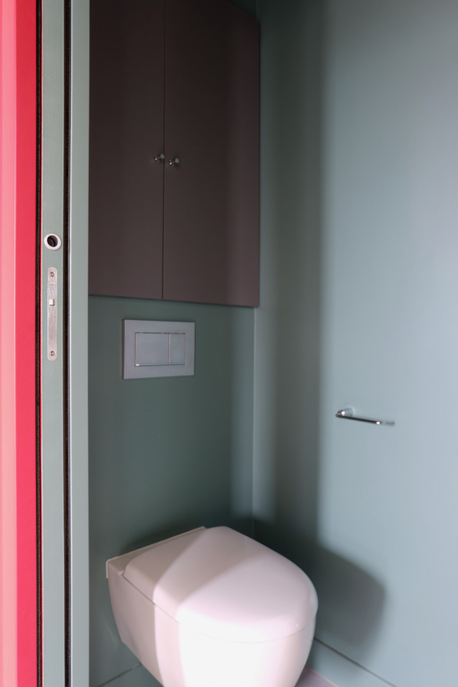 Свежая идея для дизайна: маленький туалет в современном стиле с плоскими фасадами, серыми фасадами, инсталляцией, белой плиткой, мраморной плиткой, зелеными стенами, полом из линолеума, подвесной раковиной и серым полом для на участке и в саду - отличное фото интерьера