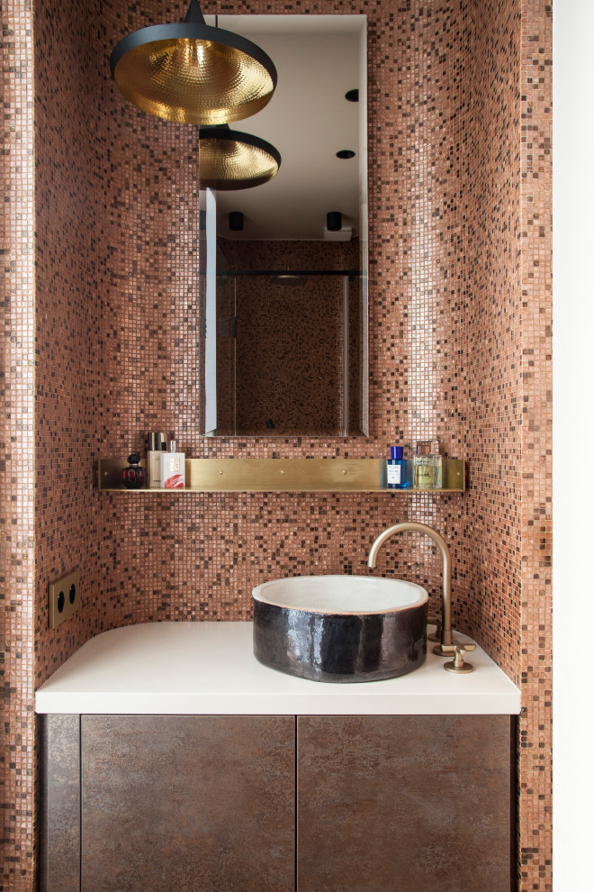 Пример оригинального дизайна: туалет в современном стиле с плоскими фасадами, коричневыми фасадами, разноцветной плиткой, плиткой мозаикой, разноцветными стенами, настольной раковиной, белой столешницей и встроенной тумбой