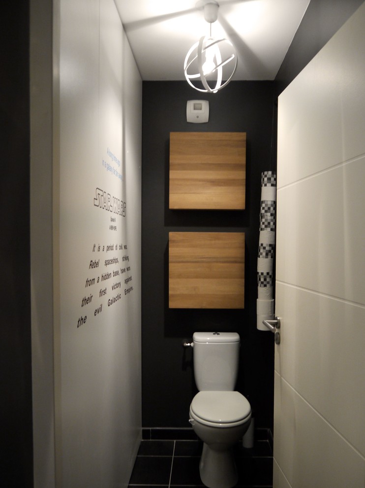 Kleine Moderne Gästetoilette mit Kassettenfronten, hellen Holzschränken, Toilette mit Aufsatzspülkasten, grauer Wandfarbe, Keramikboden und schwarzem Boden in Angers