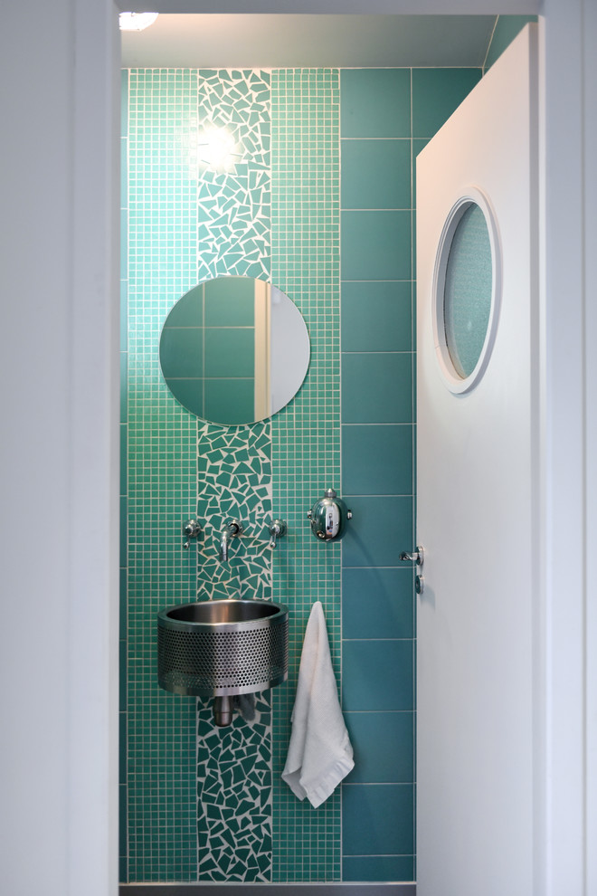 Идея дизайна: маленький туалет в современном стиле с зеленой плиткой, плиткой мозаикой, зелеными стенами, бетонным полом, подвесной раковиной и серым полом для на участке и в саду
