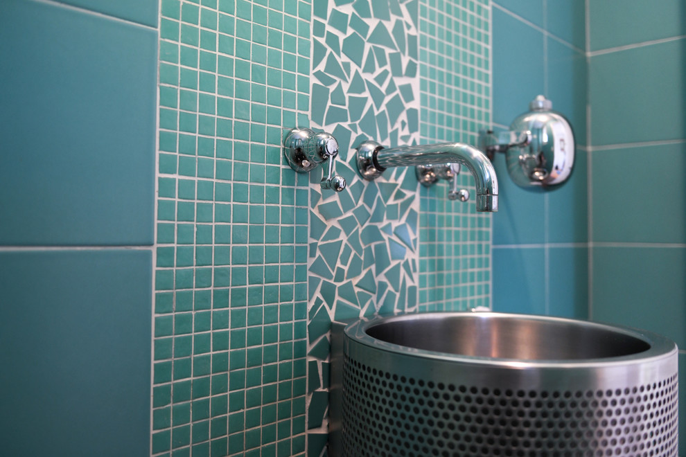 Пример оригинального дизайна: маленький туалет в современном стиле с зеленой плиткой, плиткой мозаикой, зелеными стенами, бетонным полом, подвесной раковиной и серым полом для на участке и в саду