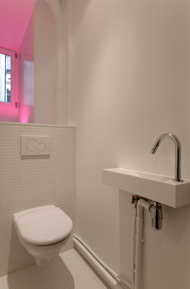 Inspiration pour un WC suspendu design avec un carrelage blanc, mosaïque, un mur blanc, un sol en carrelage de terre cuite et un lavabo suspendu.
