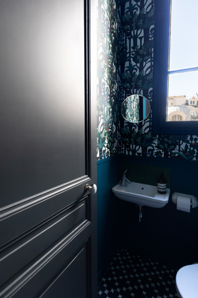 Kleine Moderne Gästetoilette mit Kassettenfronten, Wandtoilette, Zementfliesen für Boden, blauem Boden, eingebautem Waschtisch und Tapetenwänden in Paris