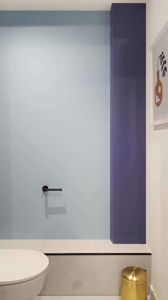 Mittelgroße Eklektische Gästetoilette mit Wandtoilette mit Spülkasten, blauer Wandfarbe, Terrazzo-Boden und grauem Boden