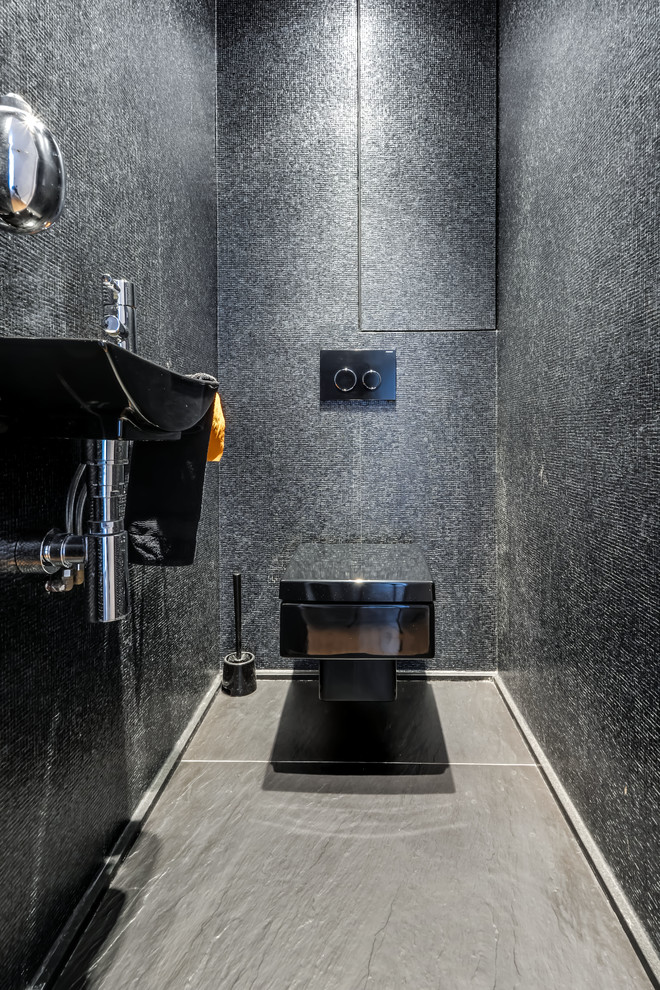 На фото: большой туалет в современном стиле с инсталляцией, серыми стенами, подвесной раковиной и полом из сланца