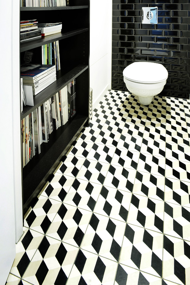 Moderne Gästetoilette mit Zementfliesen, schwarzer Wandfarbe, Zementfliesen für Boden und buntem Boden in Lyon