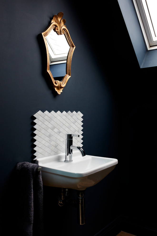 Immagine di un bagno di servizio vittoriano di medie dimensioni con piastrelle bianche, pareti nere e lavabo sospeso