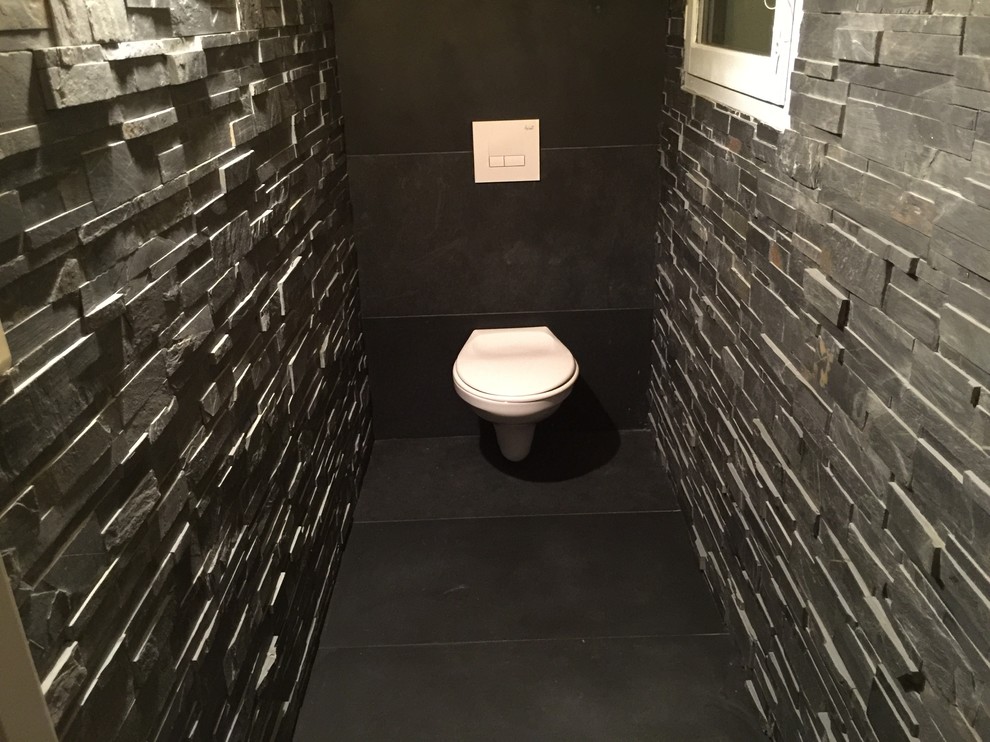 Idee per un bagno di servizio contemporaneo di medie dimensioni con WC sospeso, pareti nere e pavimento in ardesia