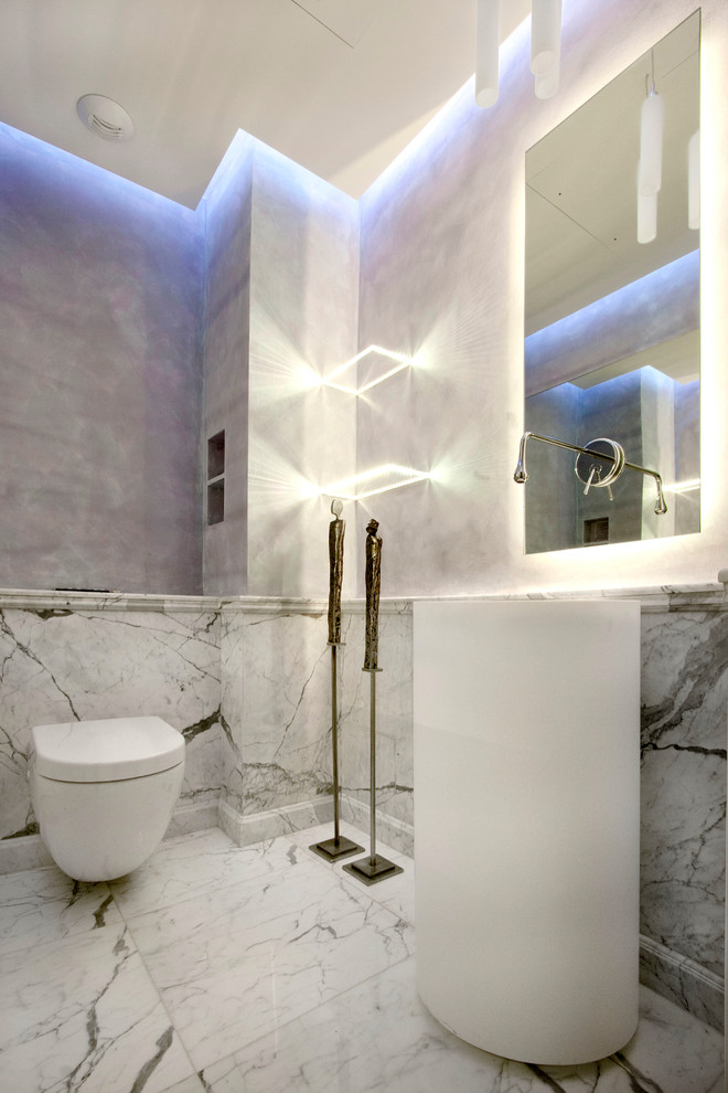 Aménagement d'un WC suspendu bord de mer de taille moyenne avec un carrelage gris, du carrelage en marbre, un mur gris, un sol en marbre, un lavabo posé, un plan de toilette en calcaire et un sol gris.